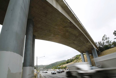The Mulholland Drive Bridge over the 405 Freeway is scheduled to be partially demolished next month. Authorities have warned drivers that a 53-hour planned closure of the freeway at the Sepulveda Pass will cause significant delays. (Gary Friedman / Los Angeles Times / June 6, 2011)