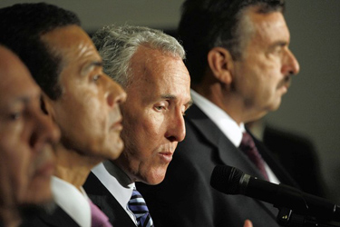 Mayor Antonio Villaraigosa, center left, with Police Chief Charlie Beck, far right, Dodger owner Frank McCourt, center and Councilman Ed Reyes, called on the two men in last week's beating at Dodger Stadium to turn themselves in. (Michael Robinson Chavez / Los Angeles Times / April 7, 2011)